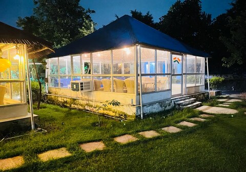 Green Leaf Cafe And Home Stay