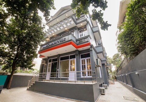 Townhouse 330 DLF Phase-2 Near Leisure Valley Park