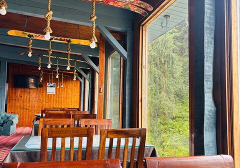 Global Hotel & Restuarant