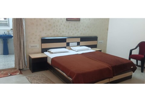 Emerald Homes and Service Apartment