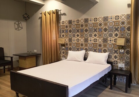 CAFE HANGOUT (VRINDAVAN)