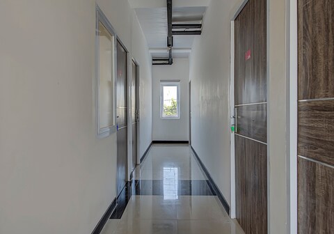 Capital O 3198 Sukomanunggal Inn