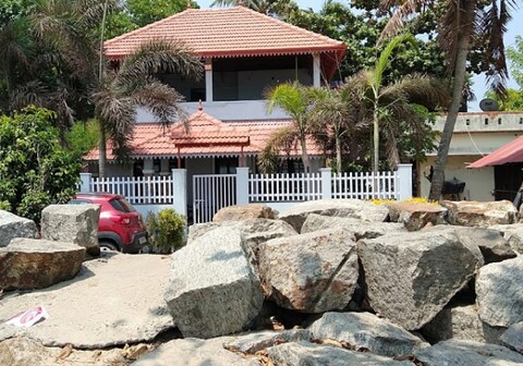 LooneyDunez on the beach homestay