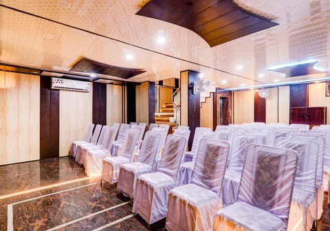 OYO 820240 Ss Palace Inn