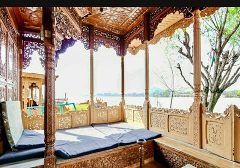 Premium Houseboat Baktoo Palace