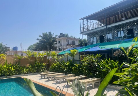 12 Monks Backpacker Resort