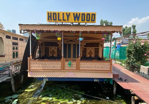 Hollywood Group Of Houseboat - Dal Lake