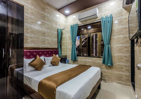 Hotel Plaza-Near Byculla Railway Station