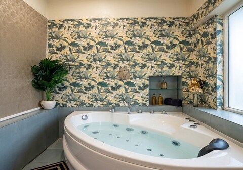 Luxe 2BHK with private jacuzzi Noida