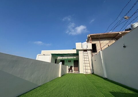 Peaceful 2BHK w/rooftop grass, 3min from Assi Ghat