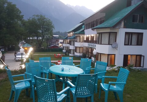 HOTEL NEW PINE PALACE