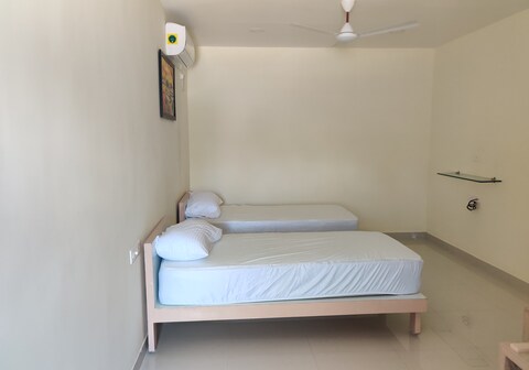 Tall Tree Nest- Highway Motel