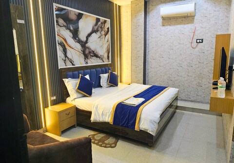 Hotel White Stone, Gonda