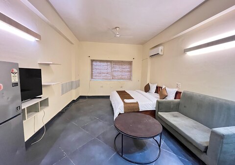 GoBravo Studio Luxe Apartment with Kitchen wifi LED Near Airport