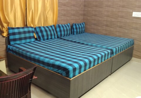 R S Suite and Lodging House