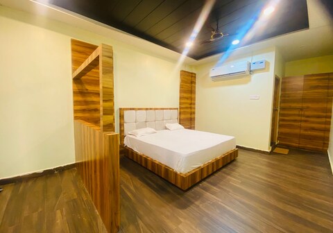 HOTEL PARAS RESIDENCY