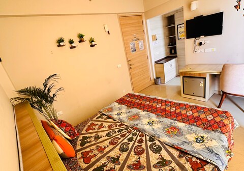 Dream Stay Holiday(10min from Prem Mandir)