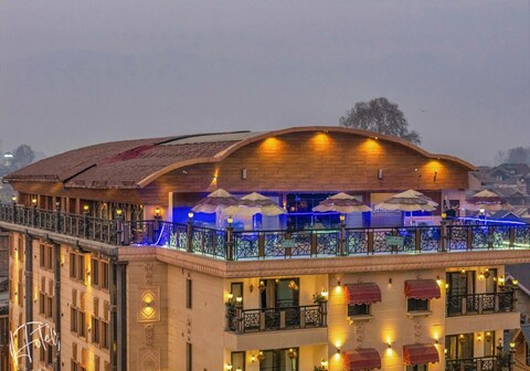 Hotel Downtown (Near Dal Lake)