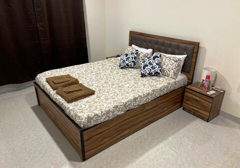 Six Bungalow Service Apartment Near Santacruz Airport