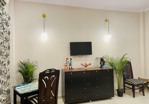 Mansi's Cozy Bnb with private balcony