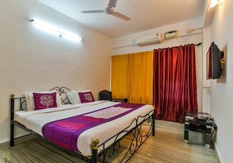 2BHK Apartment with Pool Walkable to Beach