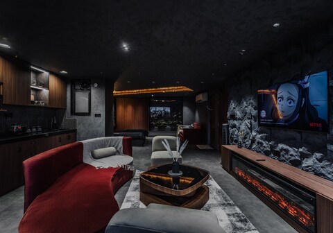 The Amber Suite | Jacuzzi | Fireplace | XBOX