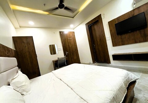 HOTEL VASUDEV & RESTAURANT