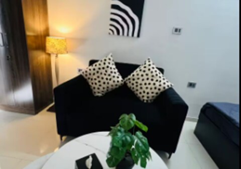 Dark Studio Near Airport WiFi Couple Friendly