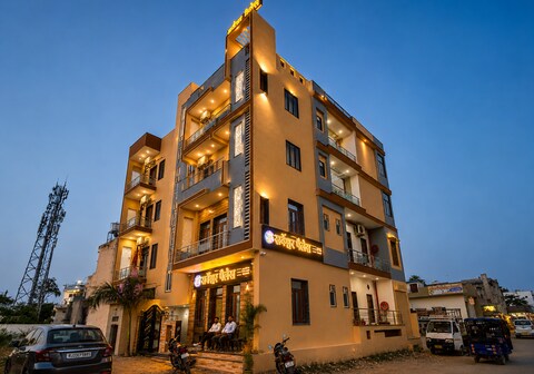Hotel Sarweshwar Palace.