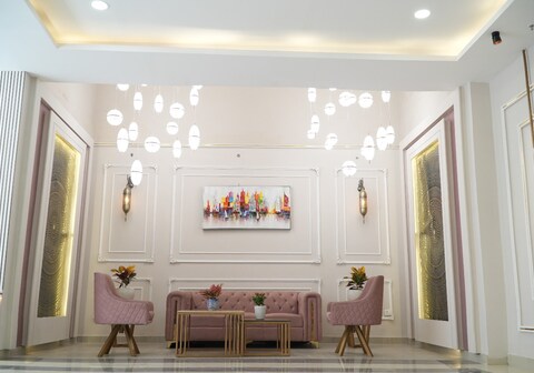 Nimantrana Luxury Suites with Pool  | 5 mins Walk from Sector 75 Metro