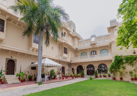 Rajmahal Palace- 446 Old stay 1 room by Homeyhuts