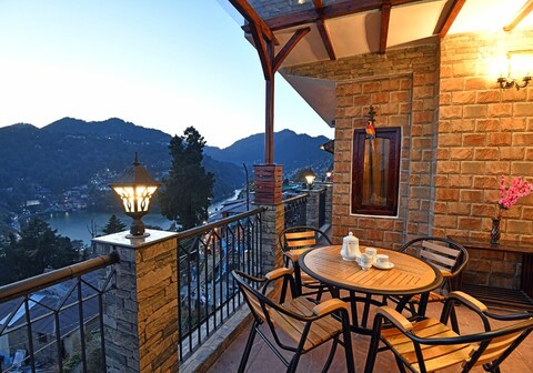 The Nest | Roof Top Lake View & Bonfire