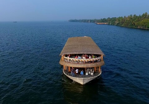 Upper Deck Houseboats