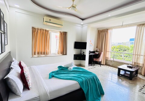 BluO Lake View NewTown LUXE Stay Collection