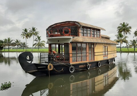 UTH HOME AT LAKE HOUSEBOAT