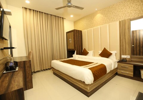 Malhotra Inn (2 min walk from the Golden Temple)