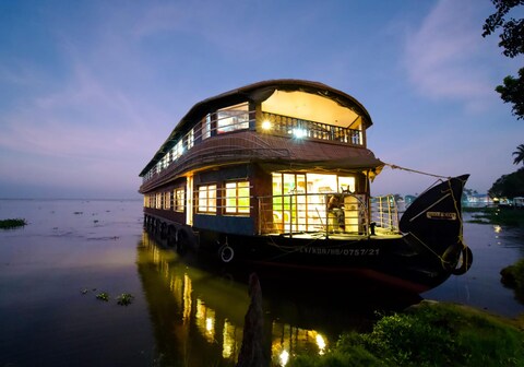 Anna Cruise Houseboats