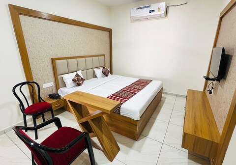 Hotel Aadi Mata and banquets