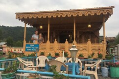 Young Beauty Star Group of Houseboat, Srinagar Young Beauty Star Group of Houseboat, Srinagar