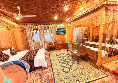 Royal Dandoo Palace - Houseboat