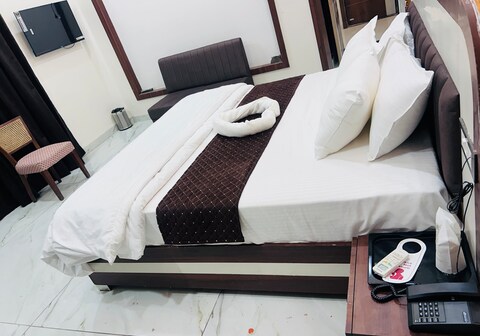 SHAAHI RESORT