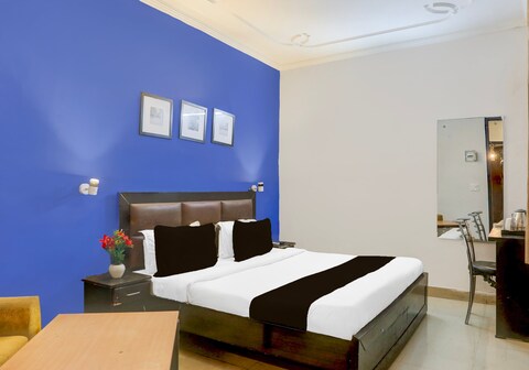 Super OYO Townhouse Anmol Residency Near Saket Metro Delhi