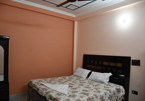 Vasudev Paying Guest House