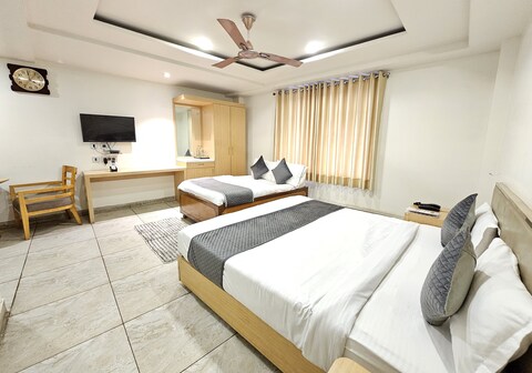 Hotel Polovictory INN- Private Parking Inside Hotel