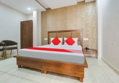 Collection O Hotel RR Eleven