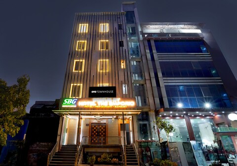 Townhouse Status By Sbg Near Anand Vihar Vaishali Metro Station