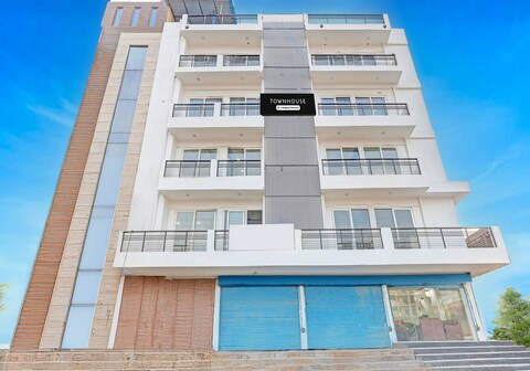 Super Townhouse Sector 62 Gurgaon Near World Mark