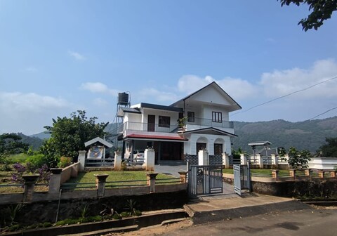 Heavenly Munnar Lotus Inn Homestay