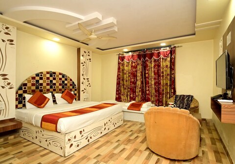 Hotel STAR Near Railway Station