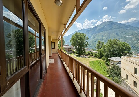 Riverbend Retreat 1BHK Apartment by Homeyhuts - 2